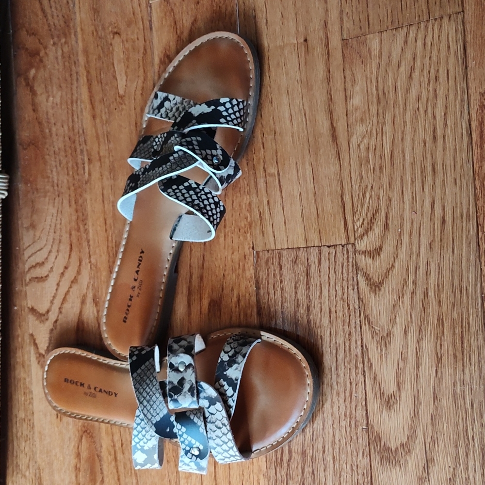Flat sandals